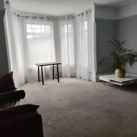 Beautiful Large House With 4 Or Maximum 5 Bedrooms 10 Beds 17 Guests 3 Bathrooms Caversham Exterior foto
