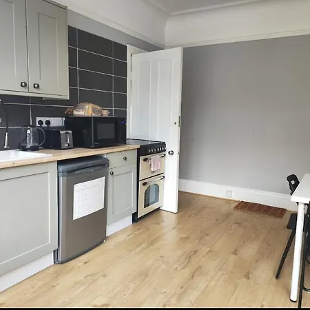 Beautiful Large House With 4 Or Maximum 5 Bedrooms 10 Beds 17 Guests 3 Bathrooms Caversham Exterior foto