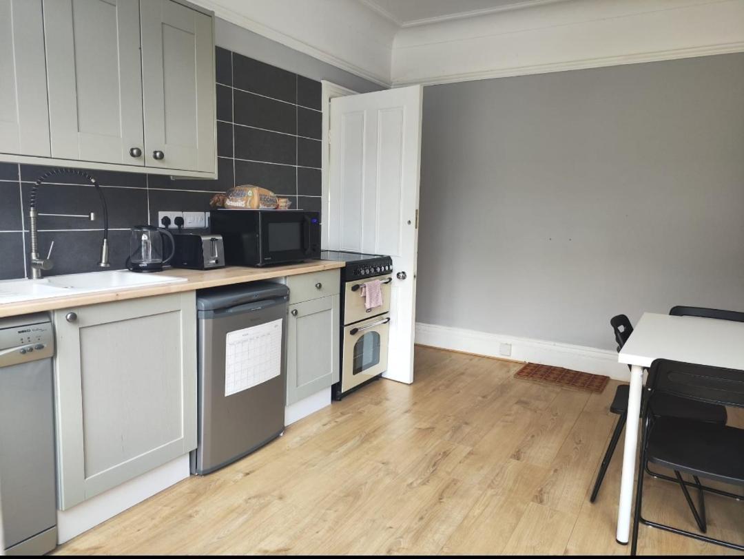 Beautiful Large House With 4 Or Maximum 5 Bedrooms 10 Beds 17 Guests 3 Bathrooms * Caversham