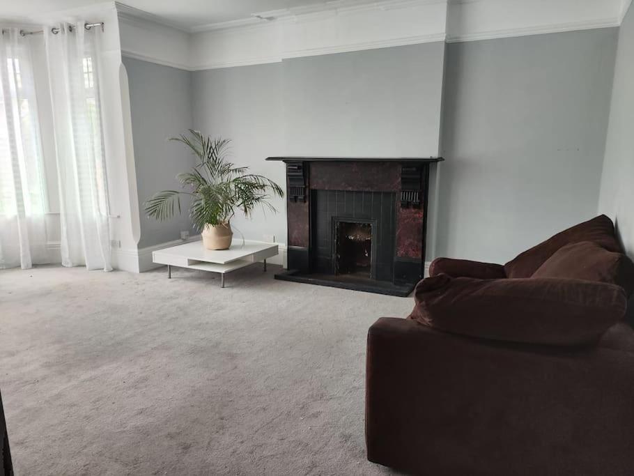 Beautiful Large House With 4 Or Maximum 5 Bedrooms 10 Beds 17 Guests 3 Bathrooms * Caversham