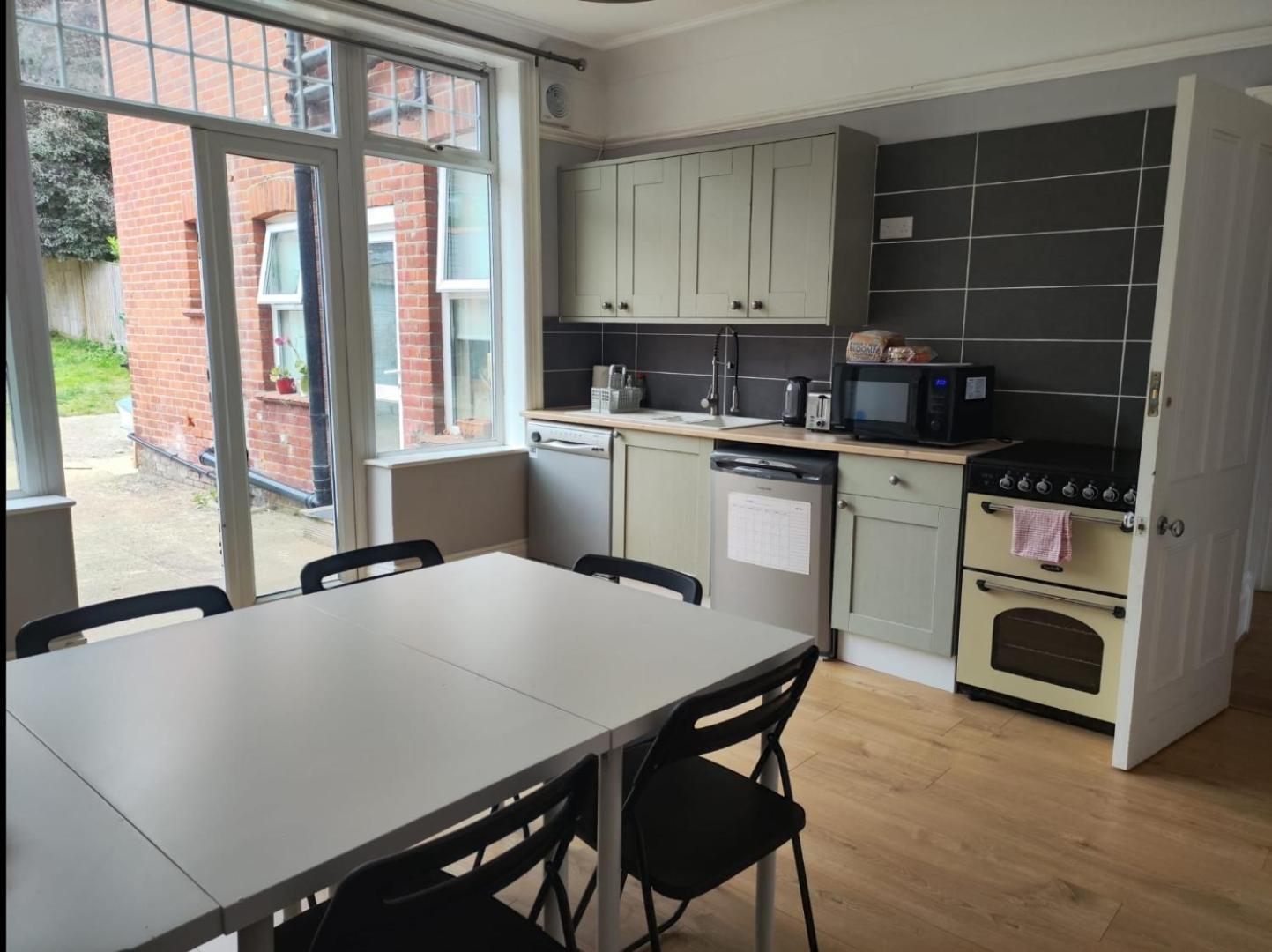 Holiday home Beautiful Large House With 4 Or Maximum 5 Bedrooms 10 Beds 17 Guests 3 Bathrooms