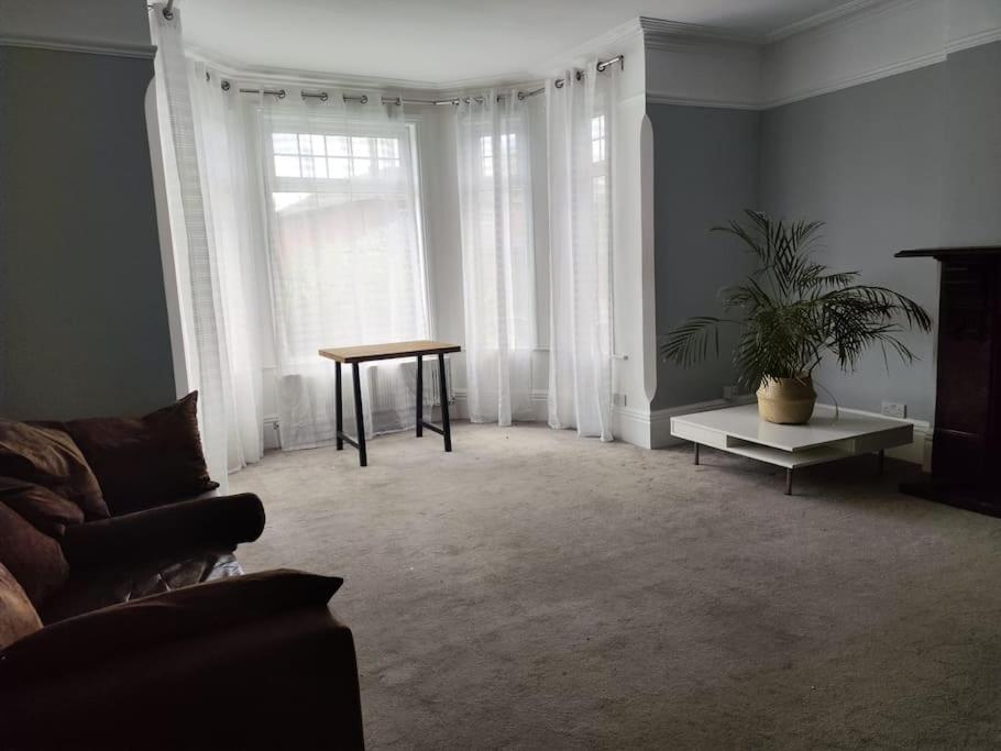 Beautiful Large House With 4 Or Maximum 5 Bedrooms 10 Beds 17 Guests 3 Bathrooms * Caversham