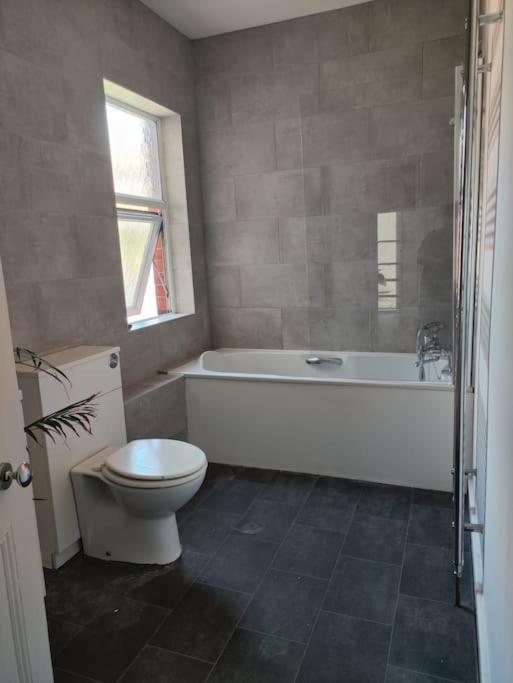 Beautiful Large House With 4 Or Maximum 5 Bedrooms 10 Beds 17 Guests 3 Bathrooms * Caversham